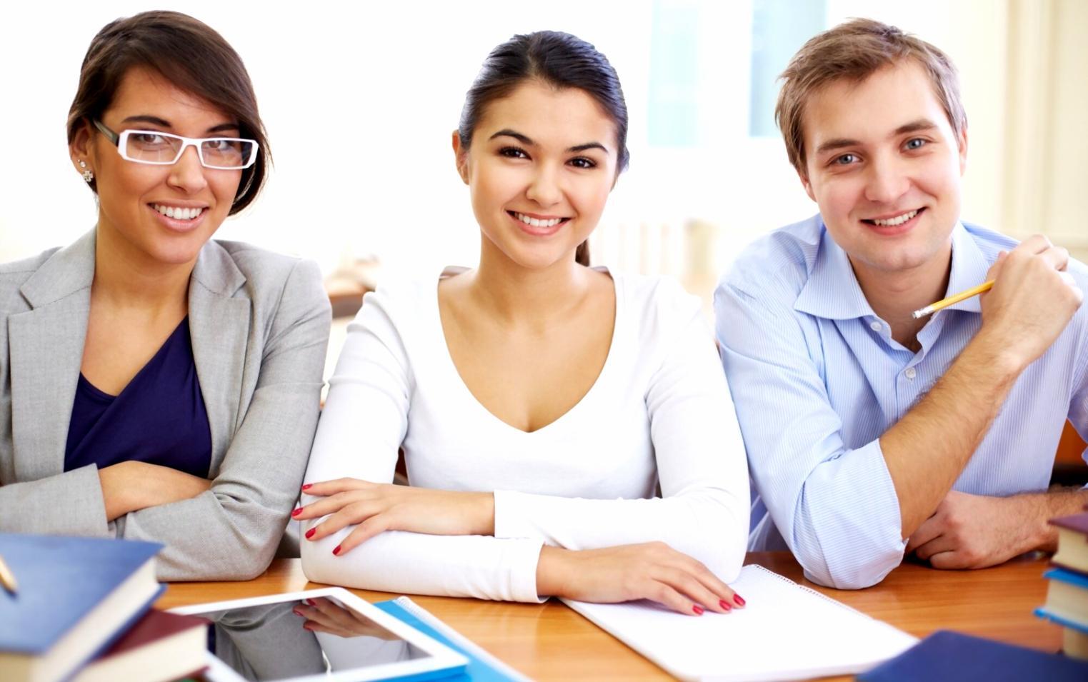 Estudiantes trabajando en análisis financiero